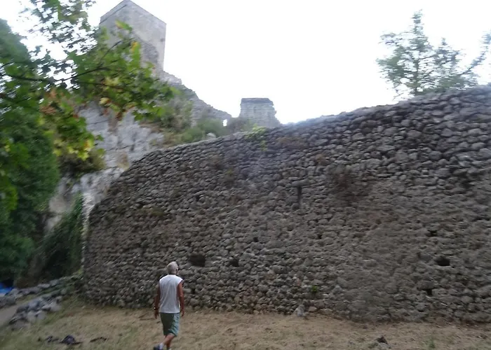 Confortable Avec Grande Cheminee Et Vues Sur Les Montagnes *