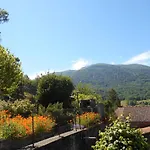 Confortable Avec Grande Cheminee Et Vues Sur Les Montagnes