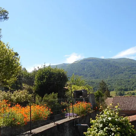 Confortable Avec Grande Cheminee Et Vues Sur Les Montagnes