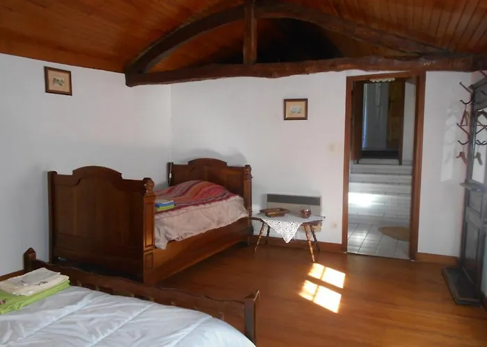 Confortable Avec Grande Cheminee Et Vues Sur Les Montagnes Thèbe