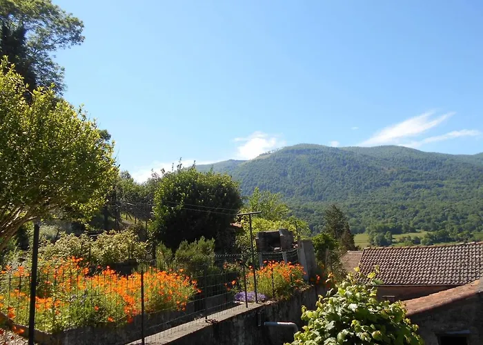 Confortable Avec Grande Cheminee Et Vues Sur Les Montagnes